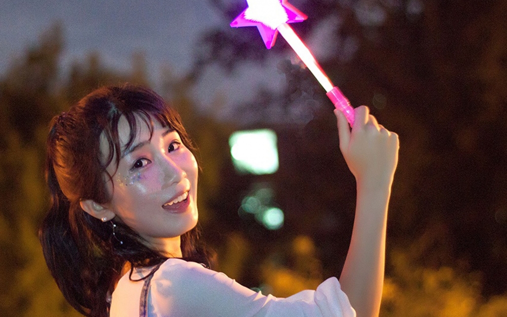 自然清新烟花美女写真电脑壁纸
