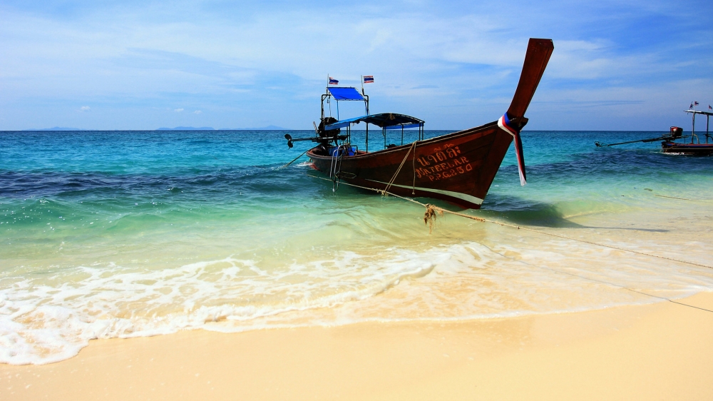 泰国普吉岛沙滩木船复古电脑壁纸下载
