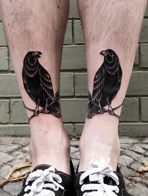 脚踝上生动的鸟纹身图案