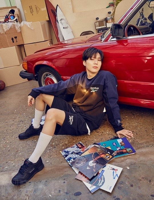 SHINee成员泰民为代言品牌拍摄最新宣传照