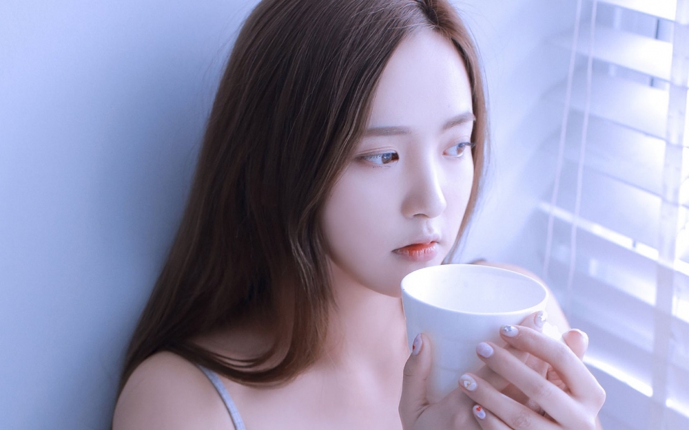 清纯美女唯美居家桌面壁纸