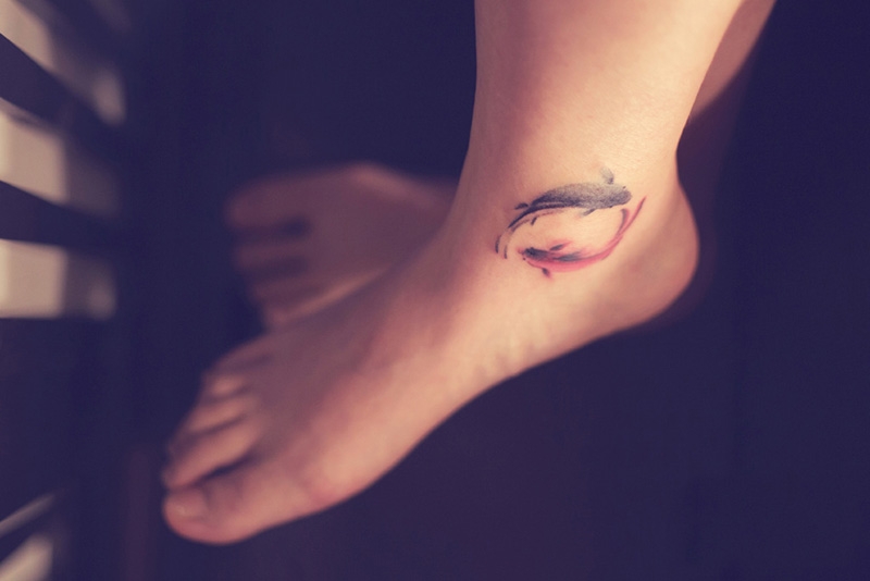 脚踝彩绘个性双鲤鱼纹身