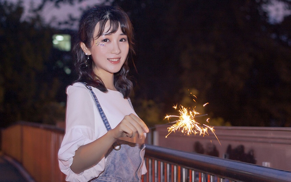 自然清新烟花美女写真电脑壁纸