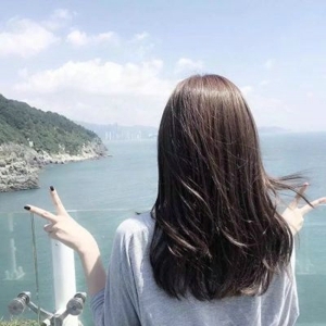 孤单一人唯美女生背影头像