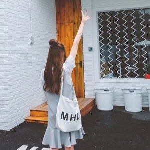 意境海边唯美清新背影女生头像