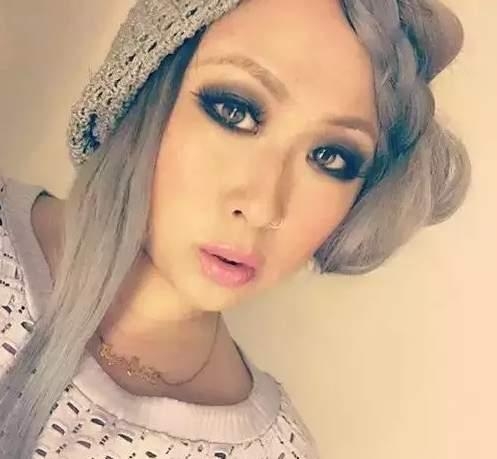 最近流行的奶奶灰染发颜色 掀起了这股灰发潮流