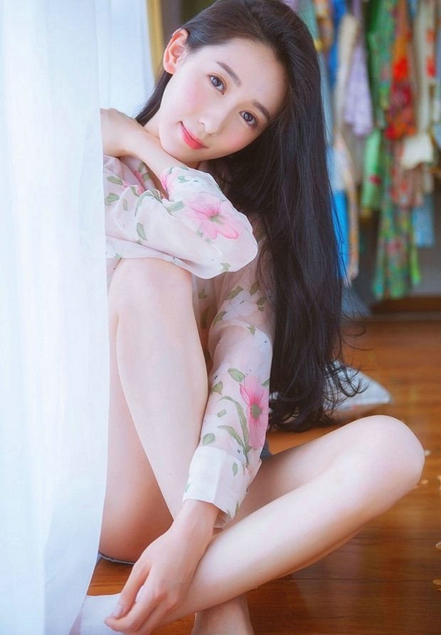 大眼清纯长发可爱性感美女图片