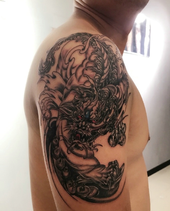 大臂老传统魅力的麒麟纹身图案