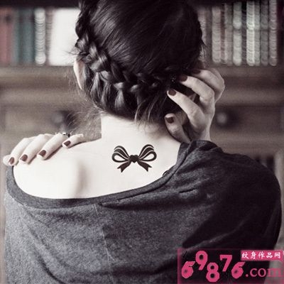 女生脖子可爱蝴蝶结纹身