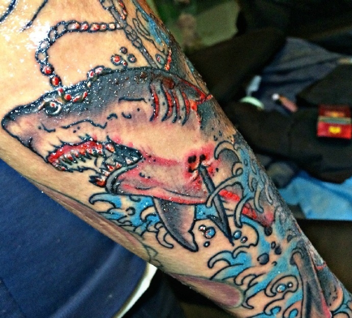 可怕的彩色鲨鱼手臂纹身图片