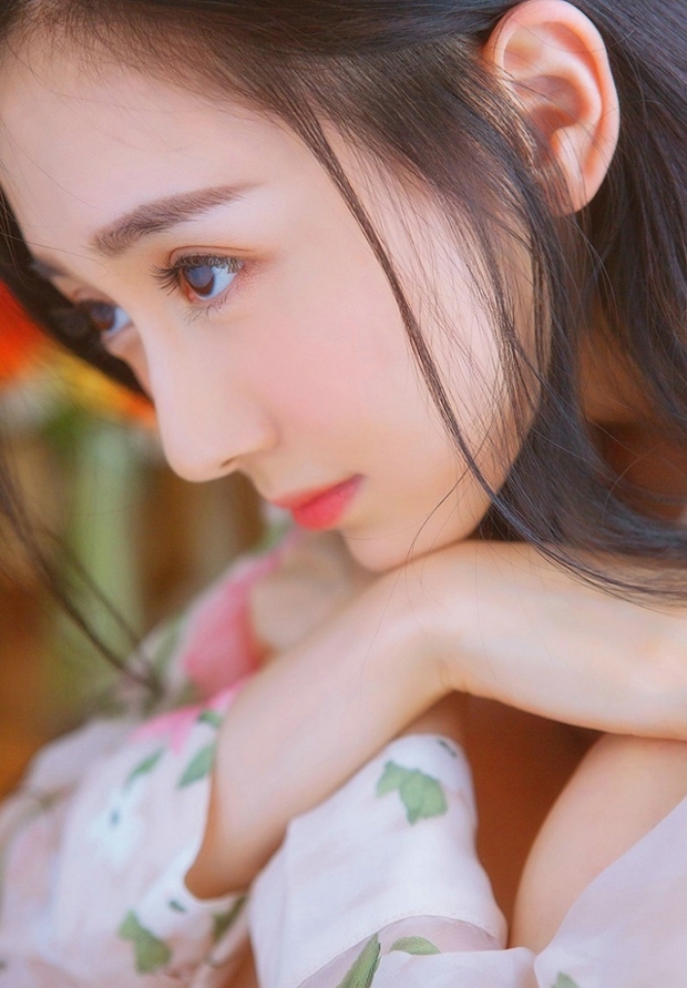 大眼清纯长发可爱性感美女图片