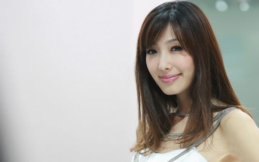 广州车展性感车模桌面壁纸