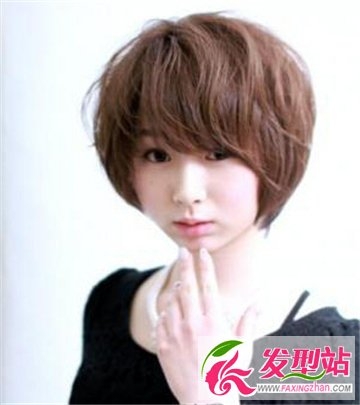 日系女生短发烫发发型 蓬松发型显露时尚个性气质感