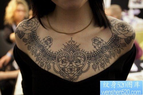 女人前胸时尚唯美的线条蕾丝纹身图片