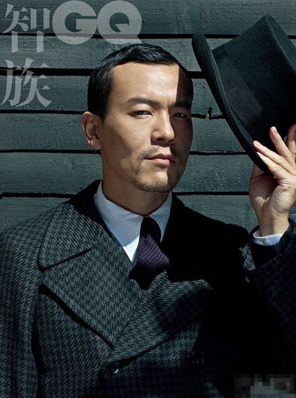 廖凡登《GQ》开年刊封面街头演绎戏剧之风