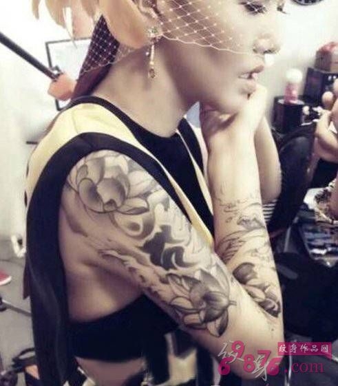 谭维维纹身花臂 明星手臂上黑灰色的莲花纹身图片