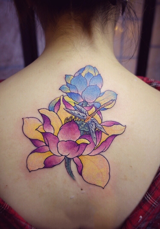后背莲花蜻蜓彩绘纹身图案