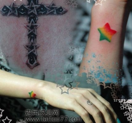 美女手臂超好看的五角星纹身图片