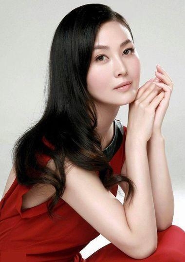 9款轻熟女适合的烫发发型  优雅又大方！