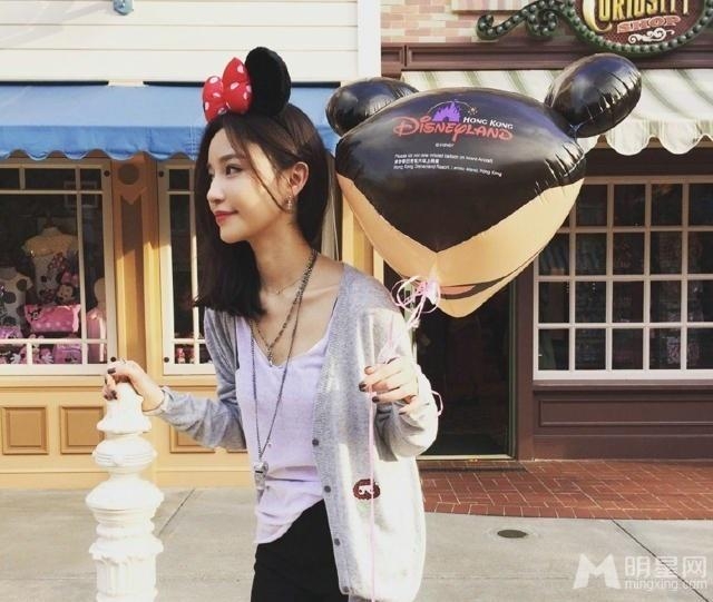 王思聪新女友嘟嘴卖萌秀美腿图片