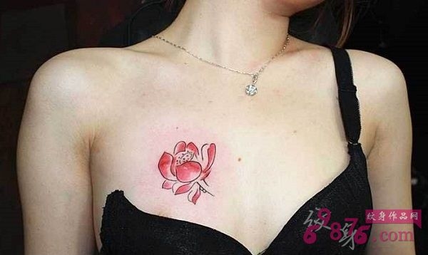胸部红色莲花纹身图案