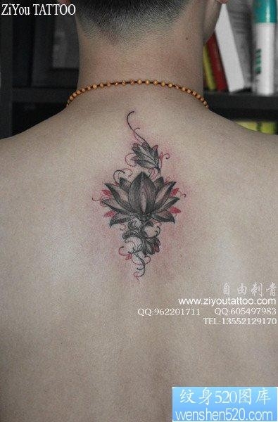 男生后背经典时尚的莲花纹身图片