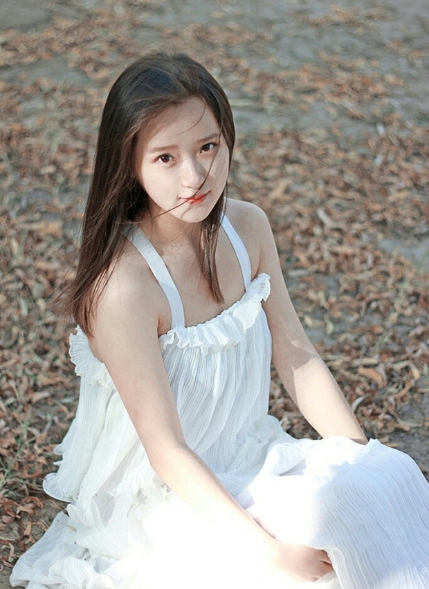 少女长发户外唯美吊带性感美女图片