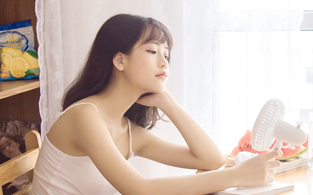 清纯吊带美女私房写真高清桌面壁纸