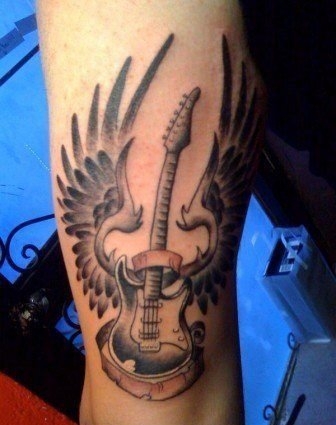 黑色点刺纹身电吉他纹身天使翅膀女性手臂纹身图片