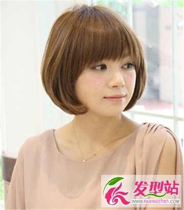 日系女生短发烫发发型 蓬松发型显露时尚个性气质感
