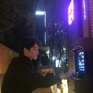 等你关心，等到我关了心  伤感寂寞空虚小帅哥头像