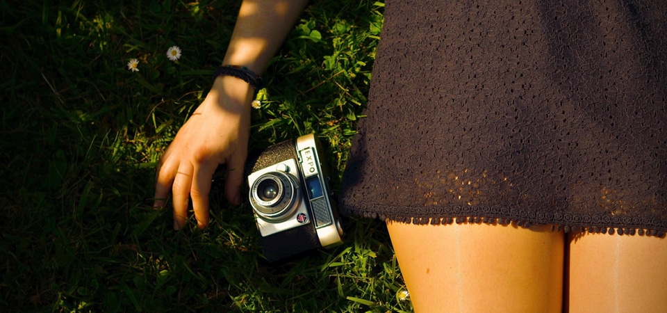 女孩,草地,摄像机,礼服,短裙,唯美壁纸