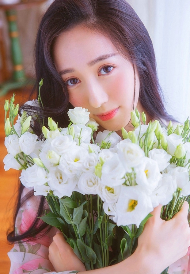 大眼清纯长发可爱性感美女图片