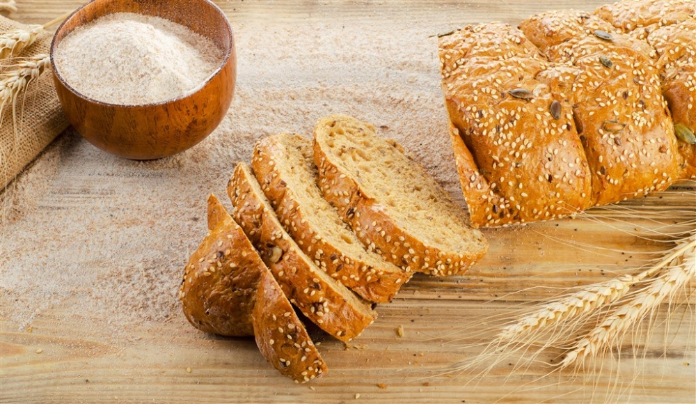木桌上的小麦和面包高清摄影