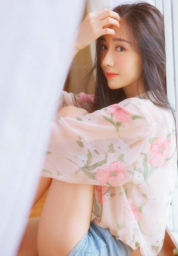 大眼清纯长发可爱性感美女图片