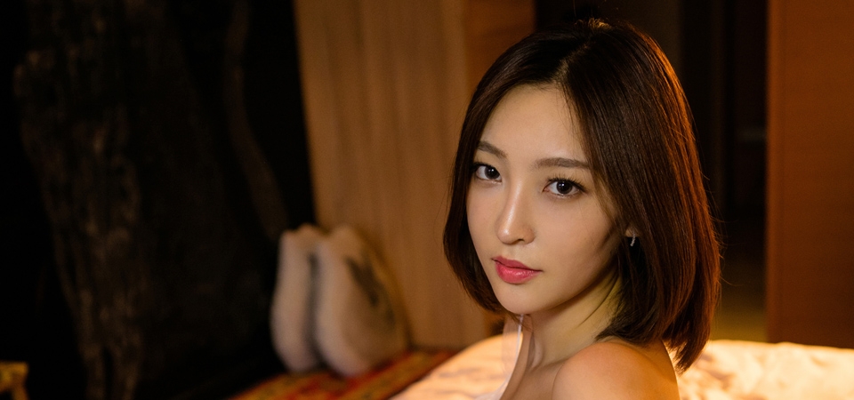 香肩美女文文2k壁纸