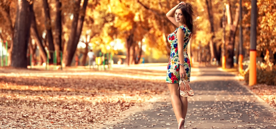 女孩，公园，秋天，树叶，礼服，美女桌面壁纸