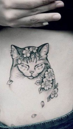 女生腹部个性的猫咪纹身图片