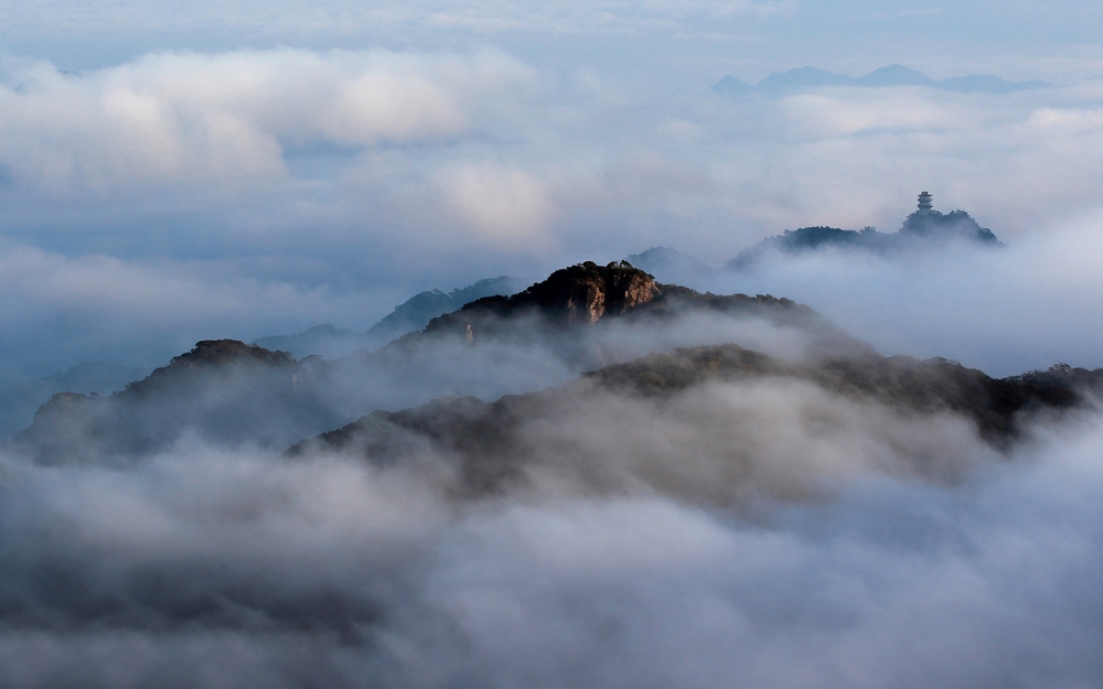 云雾山峦迷人魅力清新写真桌面壁纸