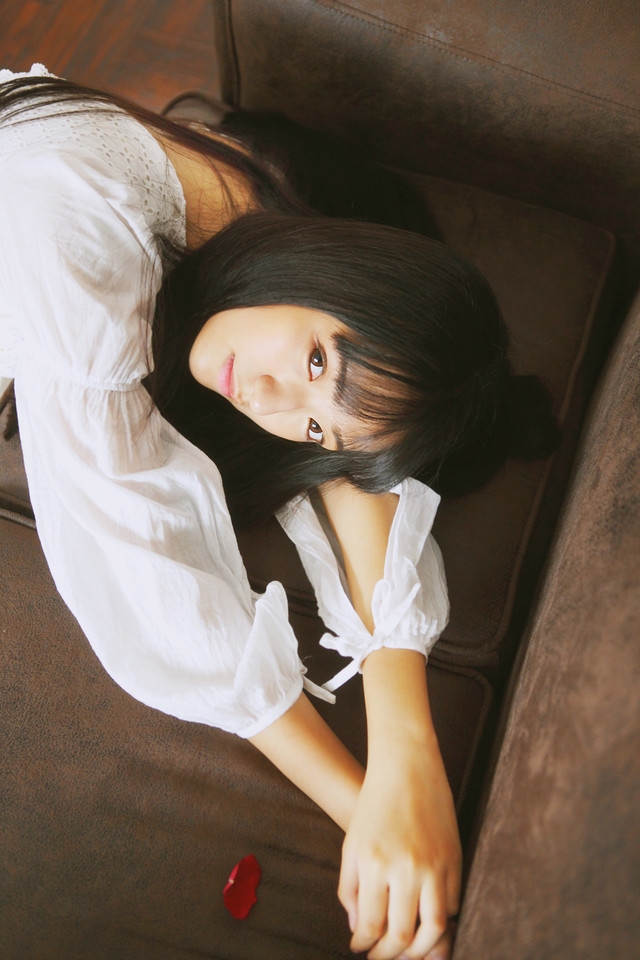百合花长发美女高清手机桌面壁纸下载