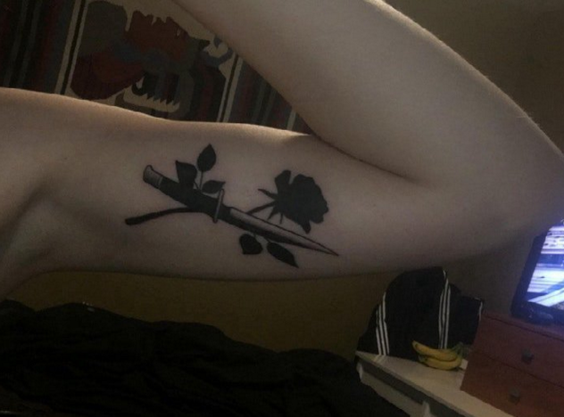 女生大臂内侧黑色玫瑰匕首刺青纹身