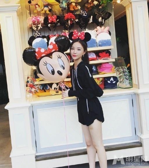 王思聪新女友嘟嘴卖萌秀美腿图片