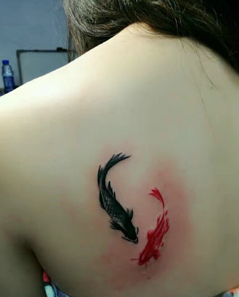 后背一对小情侣金鱼纹身图案