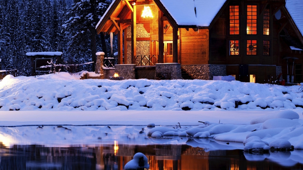 雪落小屋外的景色电脑桌面壁纸