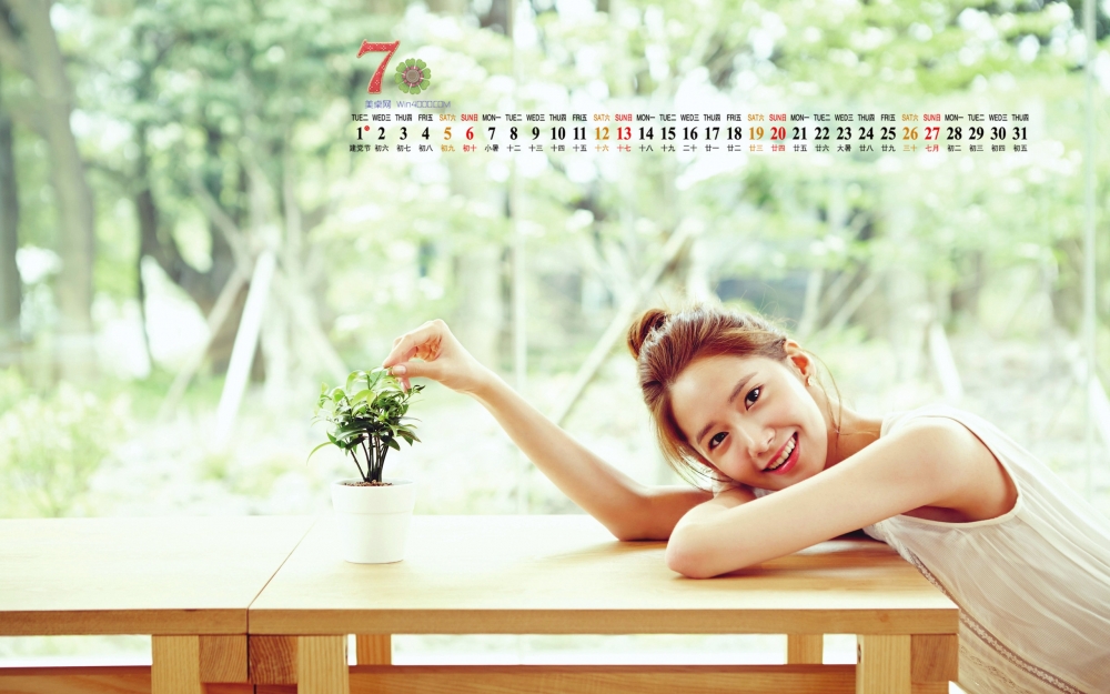 2014年7月日历壁纸韩国清纯美女林允儿写真图片