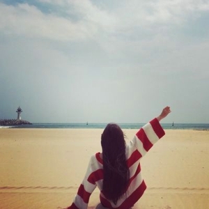 意境海边唯美清新背影女生头像
