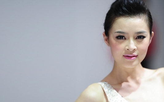 广州车展性感车模桌面壁纸