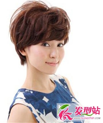 日系女生短发烫发发型 蓬松发型显露时尚个性气质感