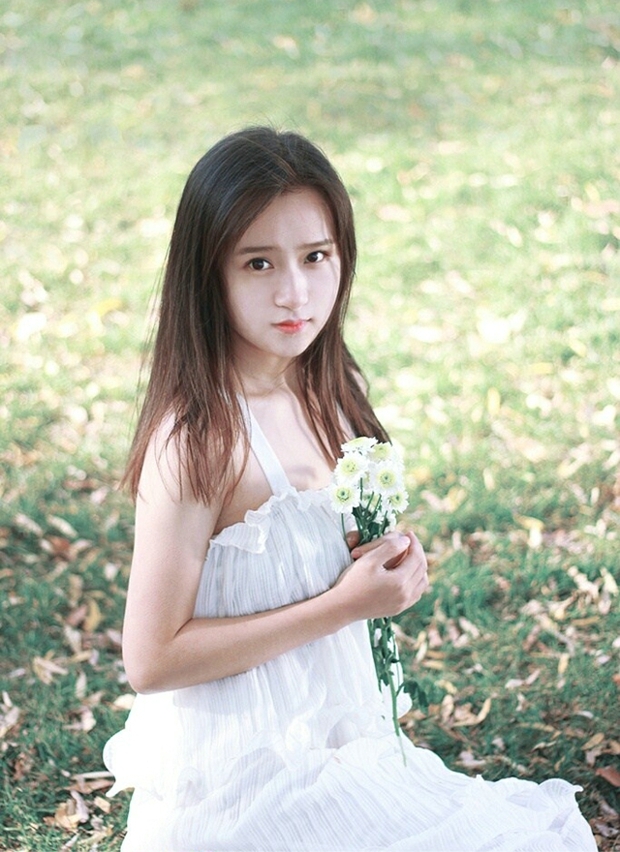 少女长发户外唯美吊带性感美女图片