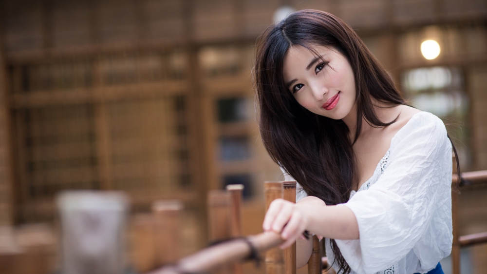 笑容甜美长发气质美女桌面壁纸下载